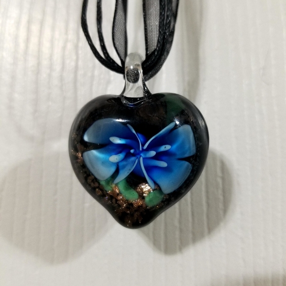 3D blue flower heart shaped glass pendant w/chain - Picture 3 of 4
